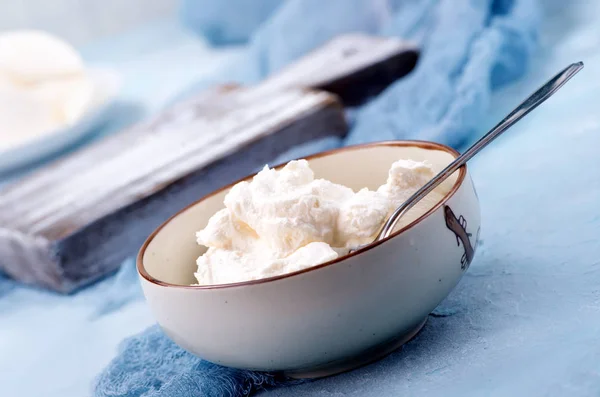 Delicious ricotta cheese in bowl — Stock Photo, Image