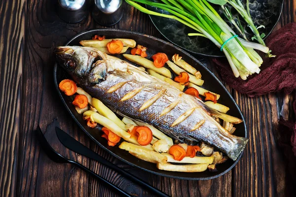 Pesce al forno con verdure — Foto Stock