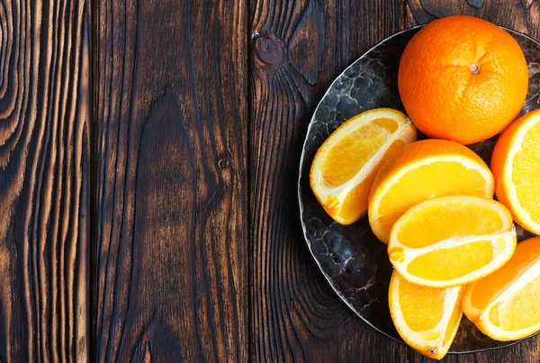 Naranjas frescas en rodajas en plato — Foto de Stock