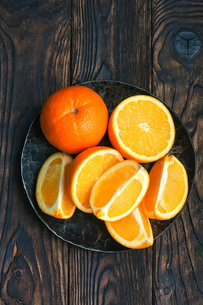 Naranjas frescas en rodajas en plato —  Fotos de Stock