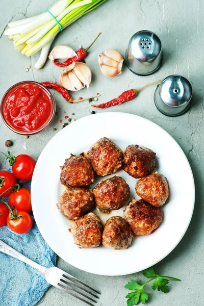 Albóndigas fritas en el plato — Foto de Stock