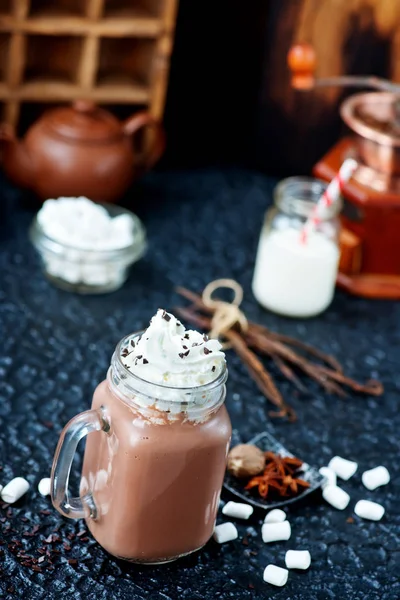 Bebida de cacao en taza de vidrio — Foto de Stock