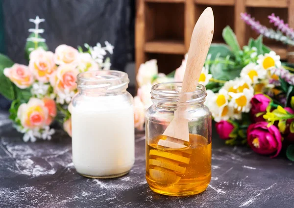 Honey and milk in glass — Stock Photo, Image