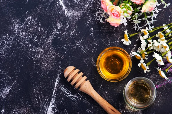 Miel naturel dans un pot en verre — Photo