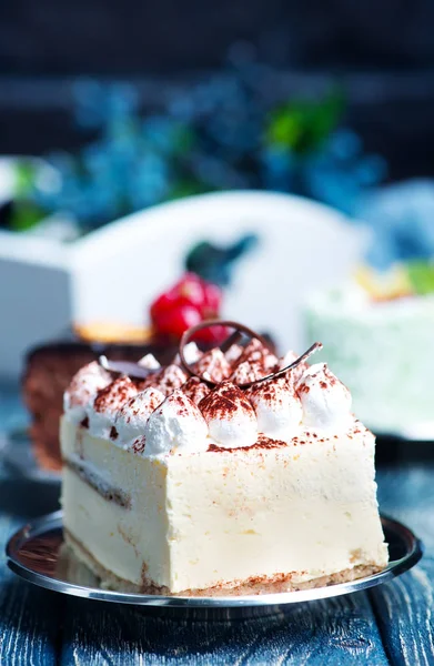 Bolos deliciosos em uma mesa — Fotografia de Stock