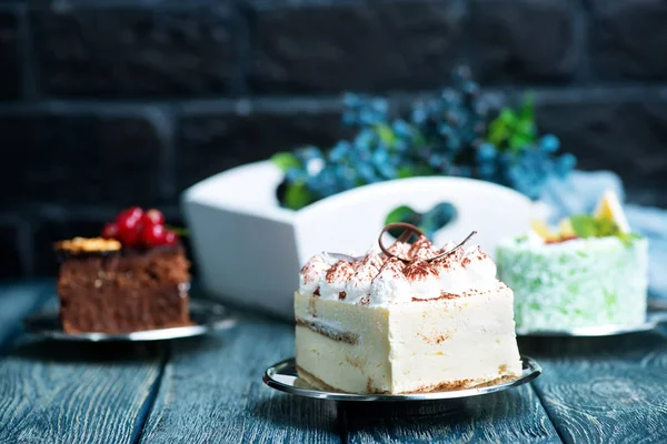 Deliciosos pasteles sobre una mesa —  Fotos de Stock