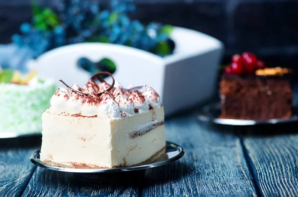 Délicieux gâteaux sur une table — Photo