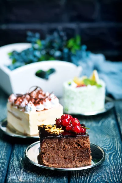 Torte deliziose su un tavolo — Foto Stock