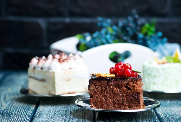 Torte deliziose su un tavolo — Foto Stock