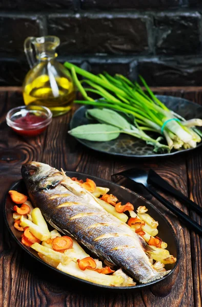 Baked fish with vegetables — Stock Image Baked fish with vegetables Royalty Free Stock Photos