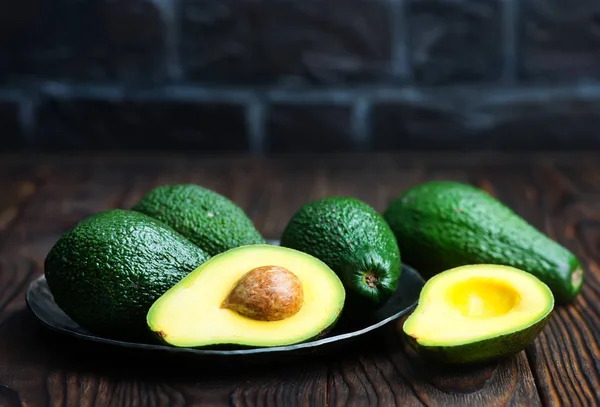 Verse groene avocado 's — Stockfoto