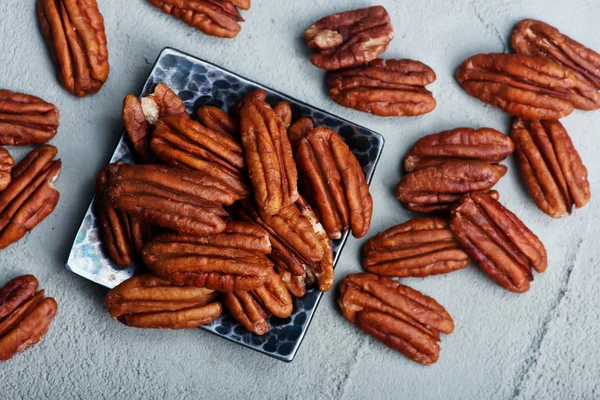 Siyah plaka kuru pecans — Stok fotoğraf