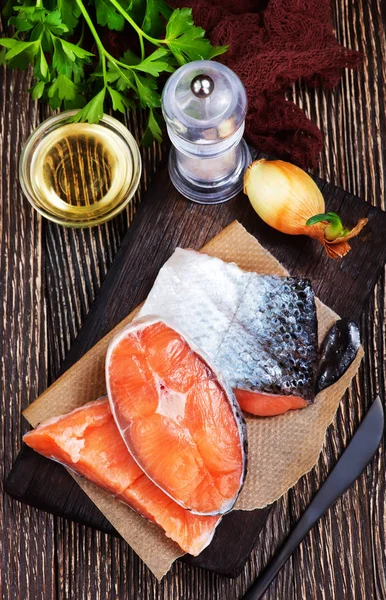 Червона риба і сіль зі спеціями — стокове фото