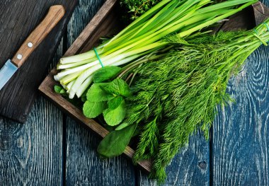 Ahşap kutusunda taze yeşillik 