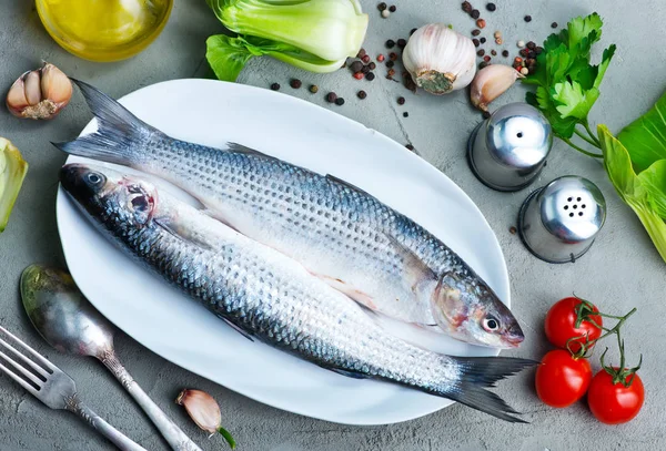 Rå fisk med kryddor — Stockfoto