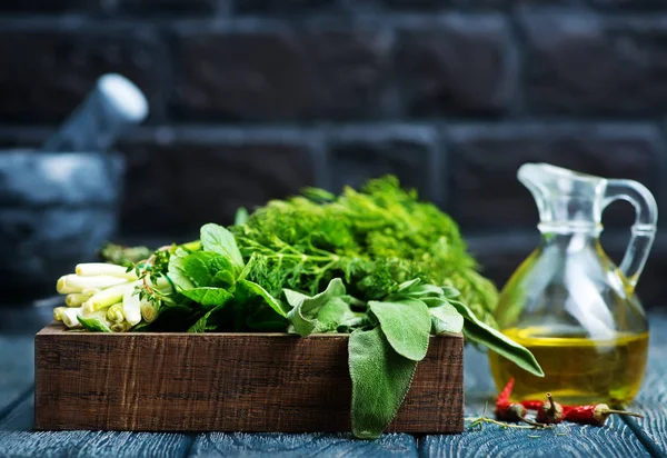 Färska grönsaker i trälåda — Stockfoto