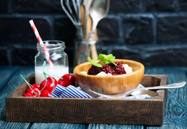 Hütte mit Beeren und Minzblättern — Stockfoto