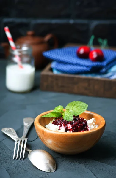 Hütte mit Beeren und Minzblättern — Stockfoto