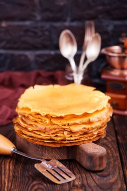 doğrama kurulu üzerinde krep 