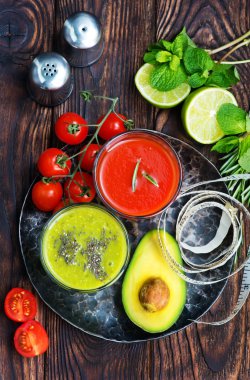 bardaklarda renkli smoothies