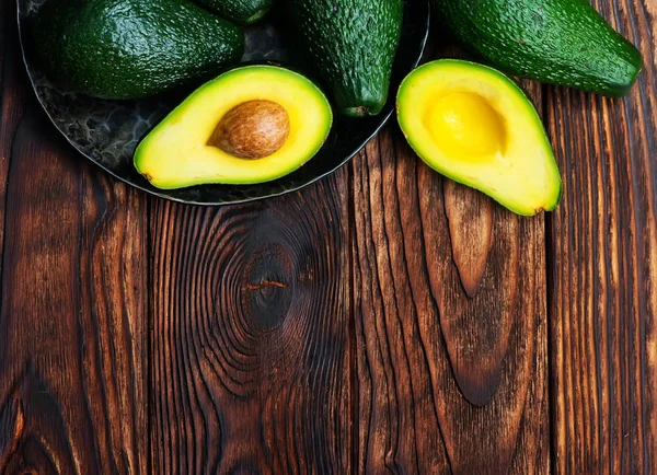 Зеленые авокадо — стоковое фото