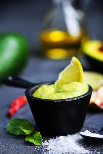 Avocado sauce with salt — Stock Photo, Image