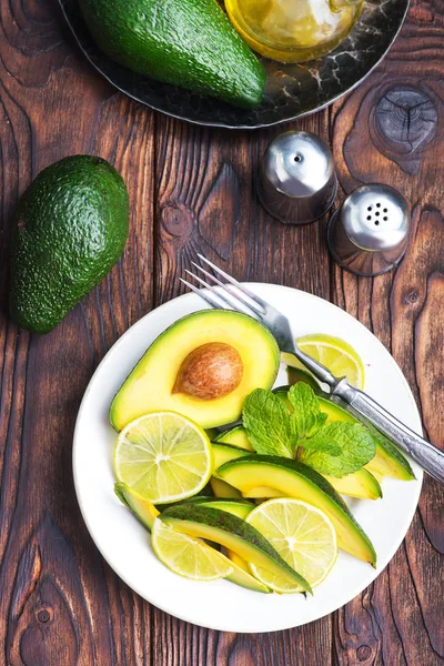 Salat mit Avocado und Limette — Stockfoto