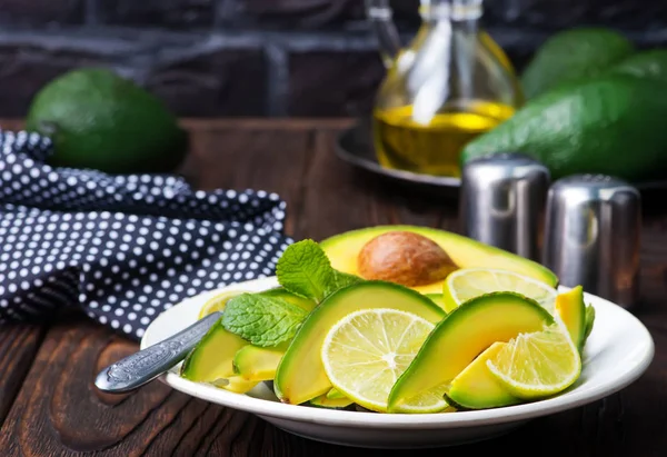 Salata avokado ve kireç — Stok fotoğraf