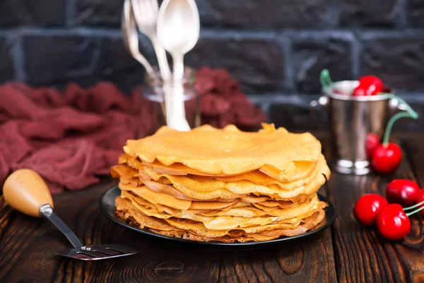 Deliciosos panqueques en plato — Foto de Stock