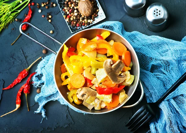 Смажені овочі в мисці — стокове фото