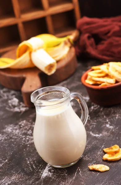 Leche en frasco de vidrio y plátanos — Foto de Stock