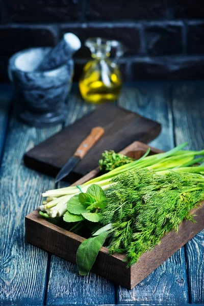 Verduras frescas en caja de madera —  Fotos de Stock