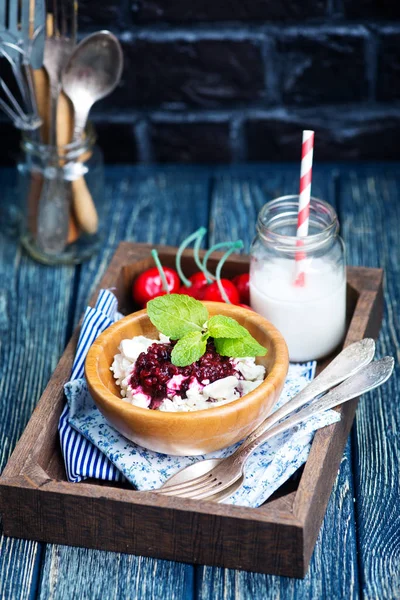 Hütte mit Beeren und Minzblättern — Stockfoto