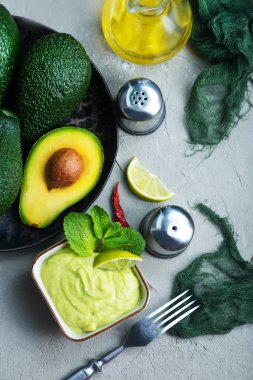 kireç dilimleri ile avokado sosu 