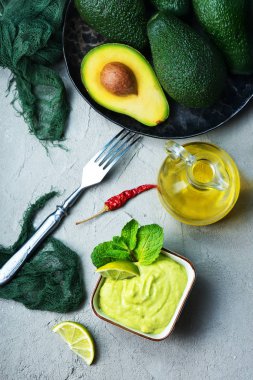 kireç dilimleri ile avokado sosu 