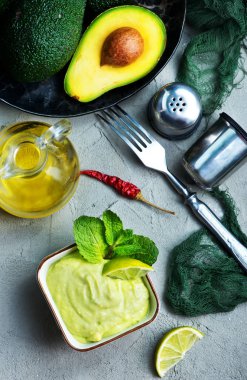 kireç dilimleri ile avokado sosu 