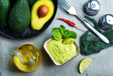 kireç dilimleri ile avokado sosu 