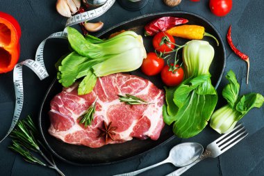 çiğ et baharatlar ile 