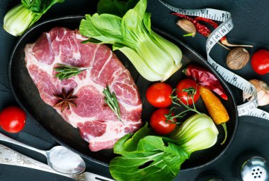 çiğ et baharatlar ile 