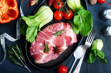 çiğ et baharatlar ile 