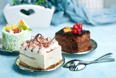 Tabaklarda tatlı kek