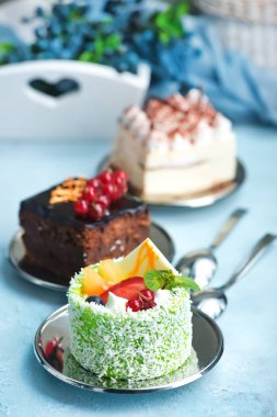 Tabaklarda tatlı kek