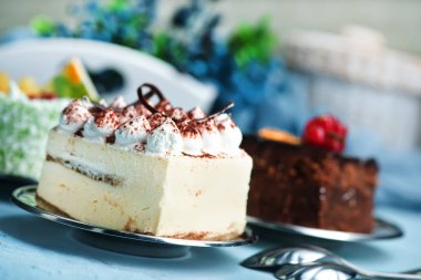 Tabaklarda tatlı kek