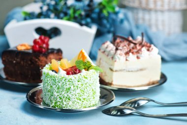 Tabaklarda tatlı kek