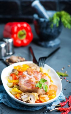 Beyaz tabakta sebzeli eti biftek