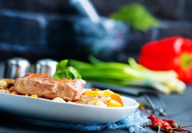 Beyaz tabakta sebzeli eti biftek