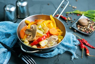 karışık sebze ile kızartma tavası 