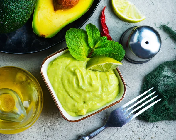 Avocado sauce with slices of lime — Stock Photo, Image