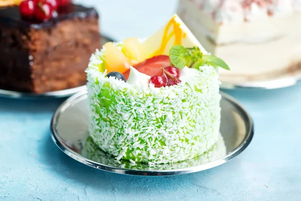 Tabaklarda tatlı kek