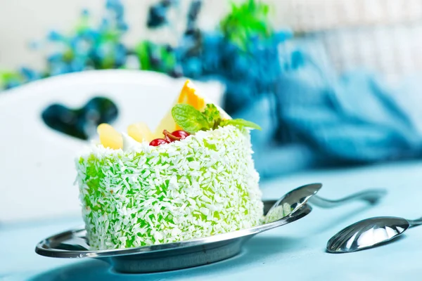 Tabaklarda tatlı kek